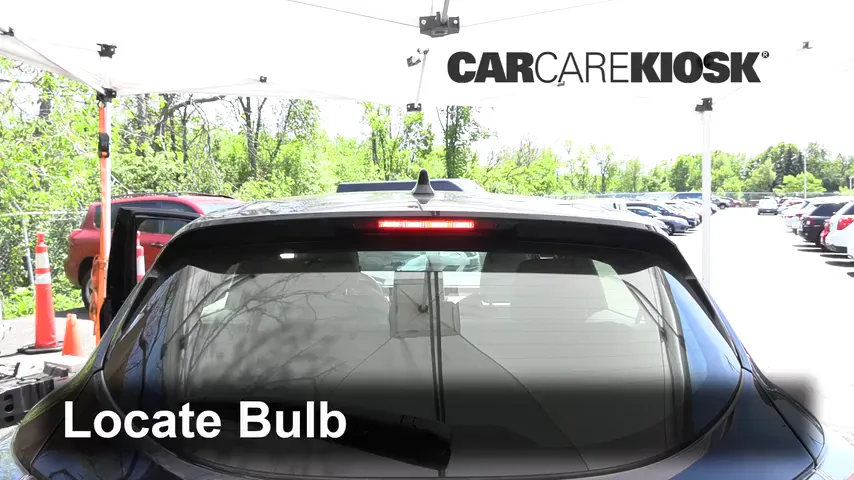 2019 Toyota Corolla SE 1.8L 4 Cyl. Hatchback Éclairage Feu de freinage central (remplacer l'ampoule)